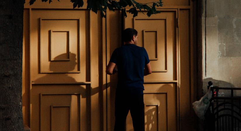 Betörők ezzel a trükkel mérik fel a házadat: ezzel kopogtatnak be hozzád előtte