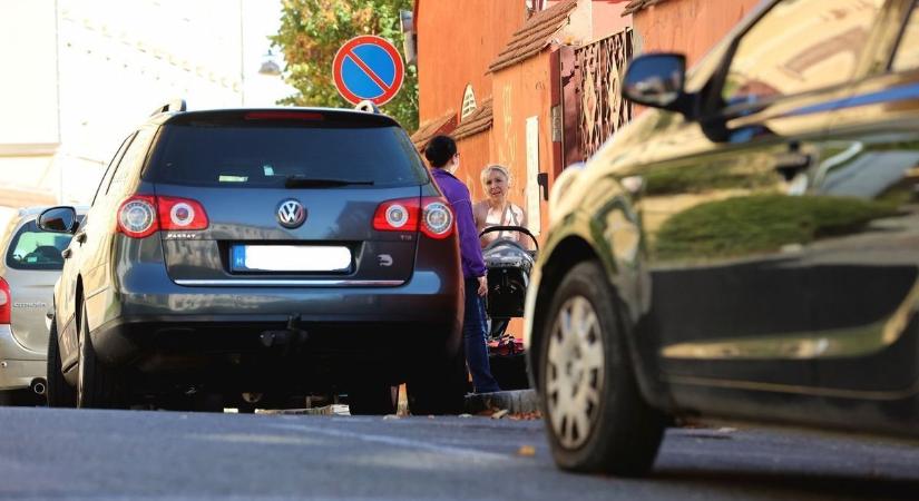 Parkolási szabályok lakóövezetben – Mit tehet a tulajdonos, ha más parkol a háza előtt?