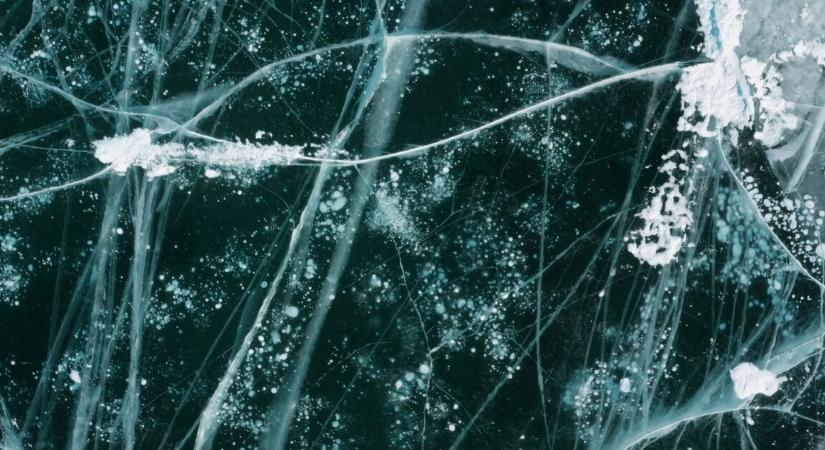 Megtörtént a legrosszabb – beszakadt alattuk a jég, egy ember meghalt, egy másik eltűnt