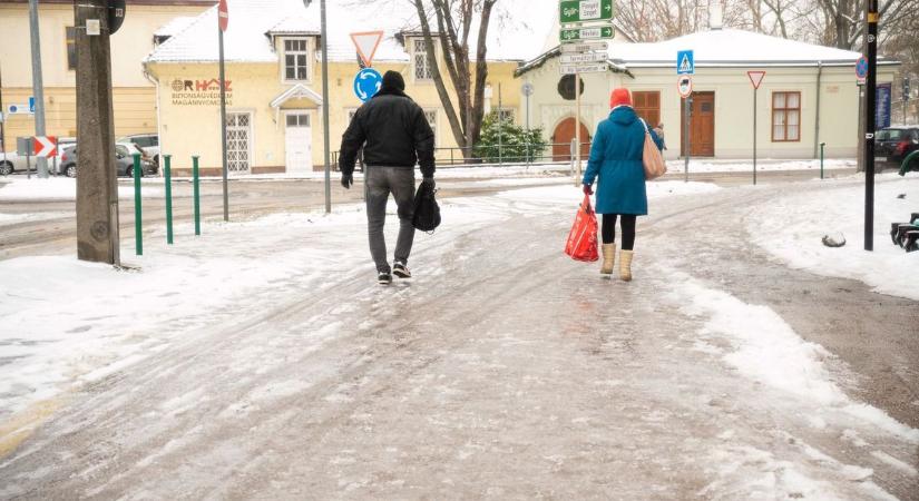 Az sem mindegy, hogyan lépsz az ónos esőben – három bevált módszer a balesetek elkerülésére!