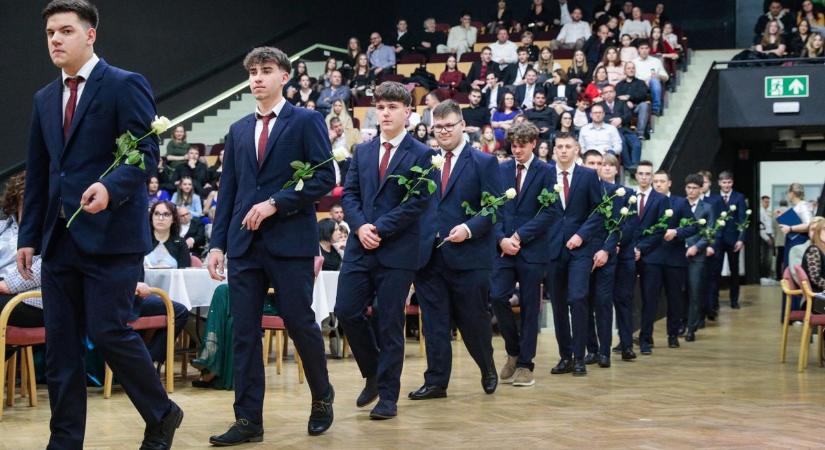 Savaria Technikum: érettségük első jelképe a kék szalag