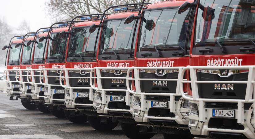 Új tűzoltóautókkal erősít a katasztrófavédelem, Bács-Kiskun sem maradt ki