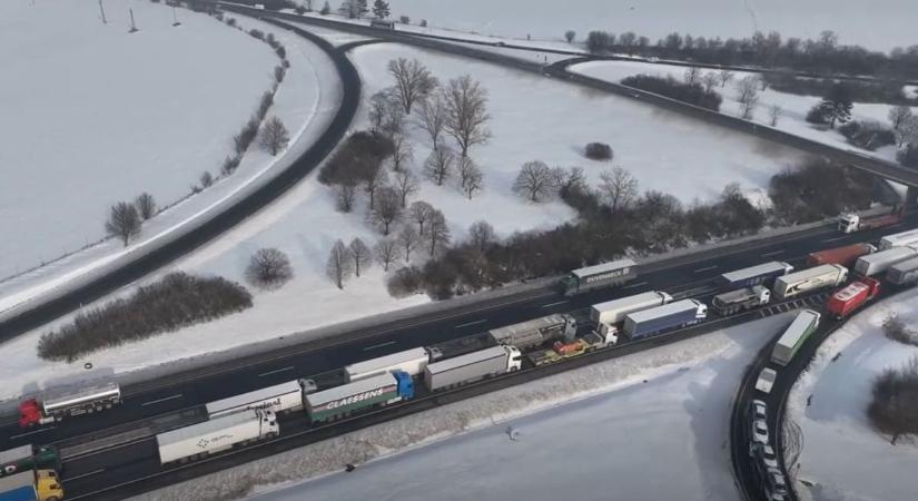 Ez a videó mindent megmutatott: így szegnek szabályt a kamionosok az M1-esen