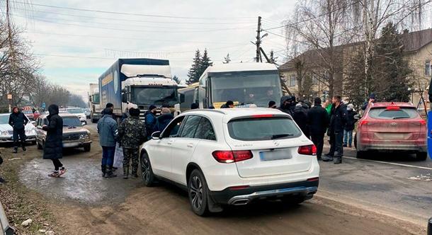 Útlezárásokkal tiltakoztak a tarifaemelések ellen Csernyivci megyében