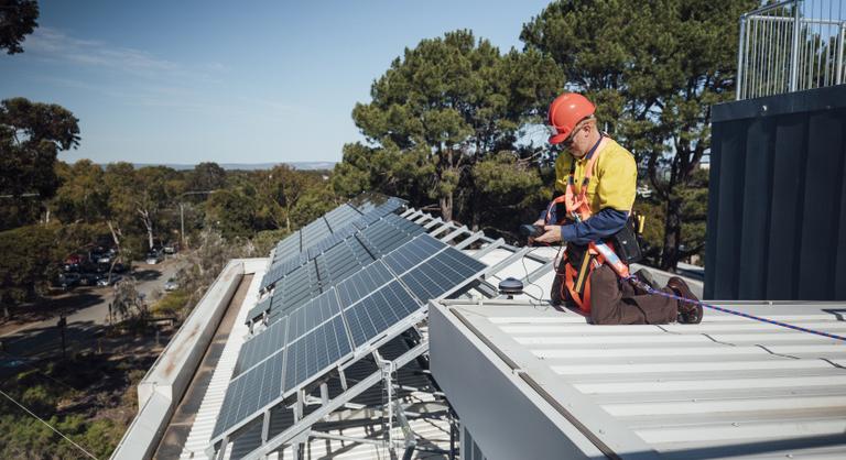 Még hónapokat kell várni az alkotmánybírák döntésére a napelemesek ügyében