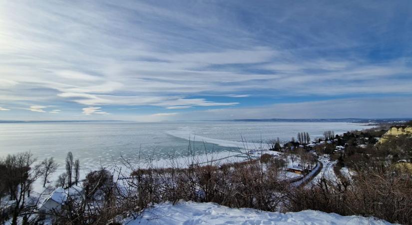 Befagyott Balaton, néhol korcsolyzni is lehet, de továbbra is veszélyes lehet jégre menni