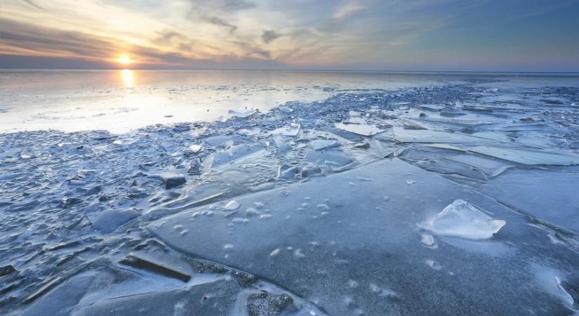 A következő napokban az élénk szél miatt több helyen megnyílhat a Balaton jege