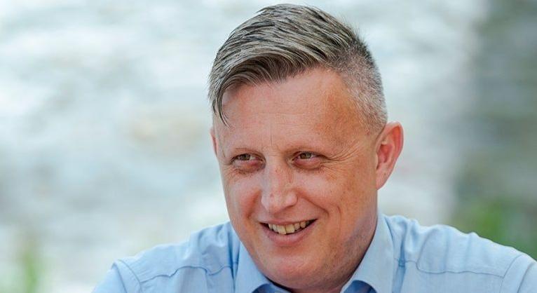 Megúszhatja a nőverést a volt Fideszes EP-képviselő - jóvátételt fizetne az orrtörésért