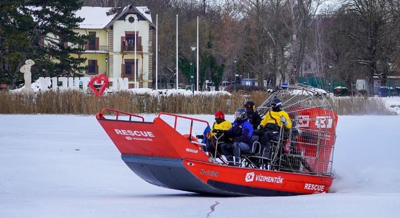 Airboatokon szelték a vízimentők a Balaton jegét (fotók)