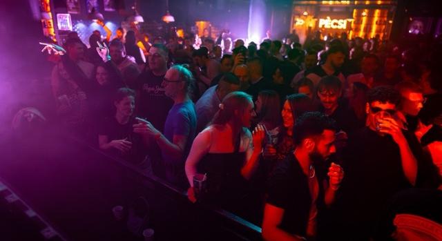 Nagyszabású rendőrségi razziát tartottak a Pécsi Estben