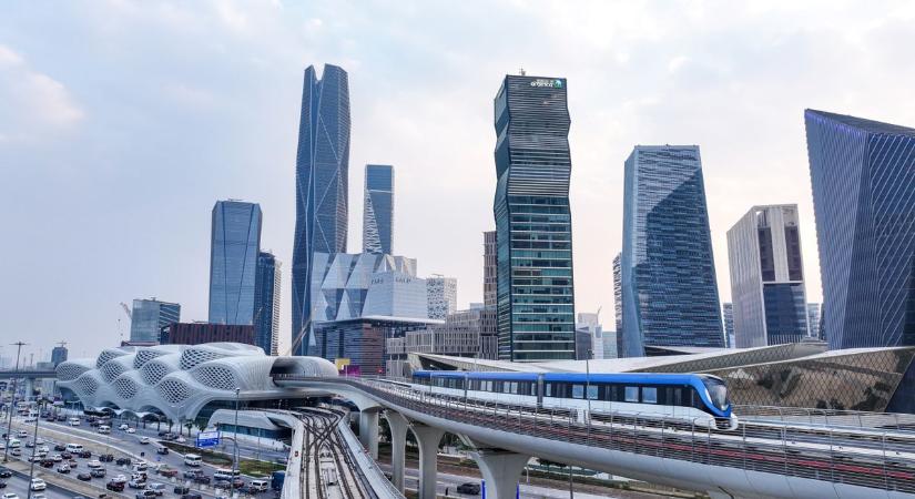 Debrecenben akkumulátorgyárat építő kínai óriáscég: őrült projekt vette kezdetét – elektromos autókkal árasztanák el a világ egyik legnagyobb olajhatalmát