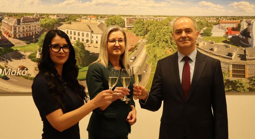 Modern lett, de maradt otthonos – megnéztük belülről a megújult belvárosi bankfiókot