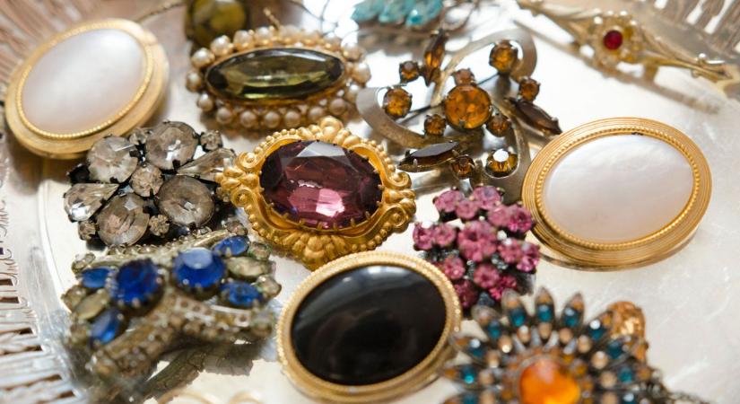 Újra hódít nagyanyáink kedvenc ékszere