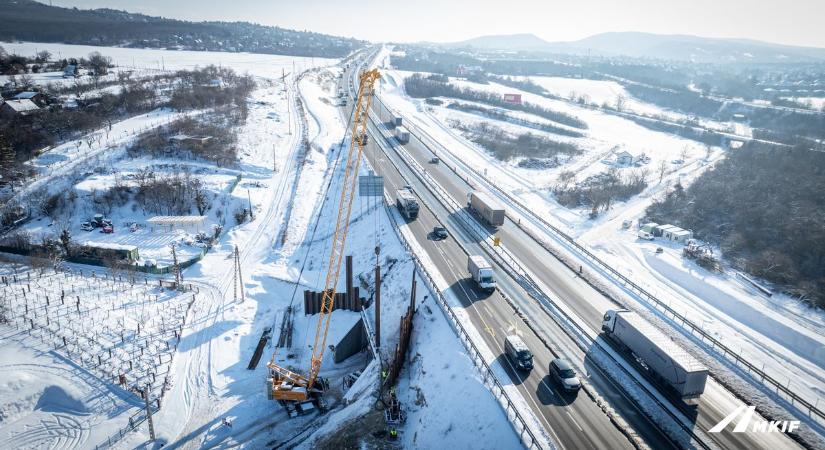 Hatalmas daruk dolgoznak: így halad az M1-es bővítése