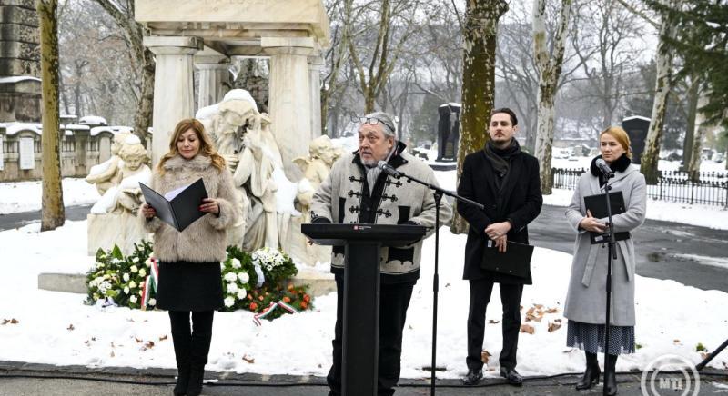 A száz évvel ezelőtt elhunyt Blaha Lujzára emlékeztek a Fiumei úti sírkertben