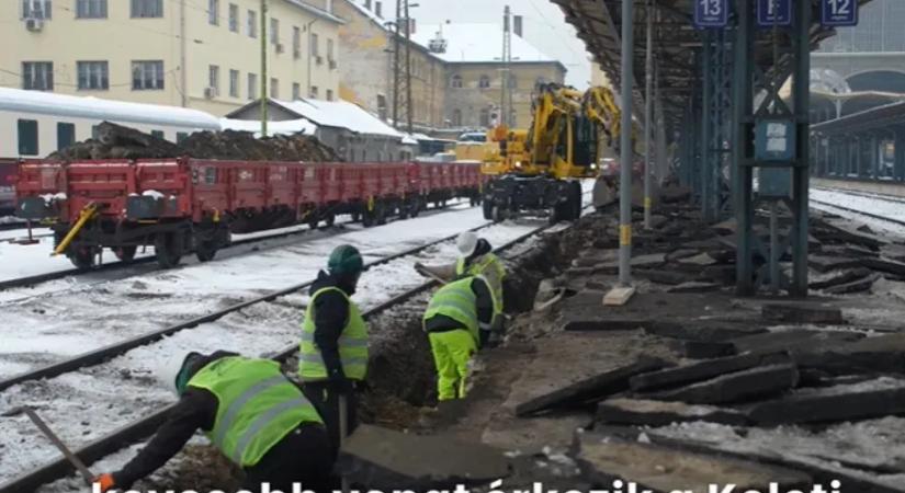 Videón, ahogy elbontják a Keleti peronját, hogy aztán 25 centivel megemelhessék azt