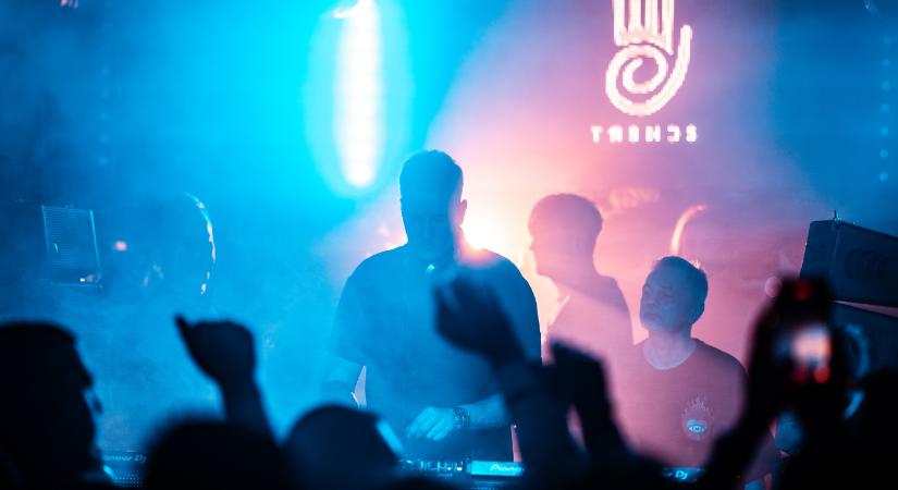 Rengeteg kommandóssal és rendőrkutyákkal keresték a drogot egy pécsi szórakozóhelyen, de nem találtak semmit