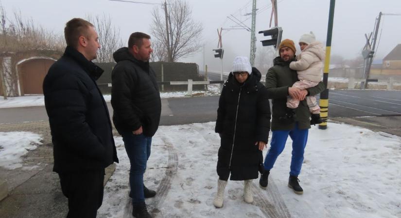 Biztonságosabbá tennék a vasúti átjárót a szárföldiek, nemrégen is volt ott egy baleset