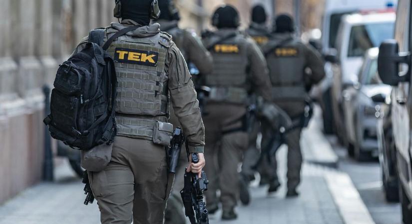 Két felfegyverkezett férfi fenyegetőzött Győrben az utcán, a TEK-esek is a helyszínre vonultak