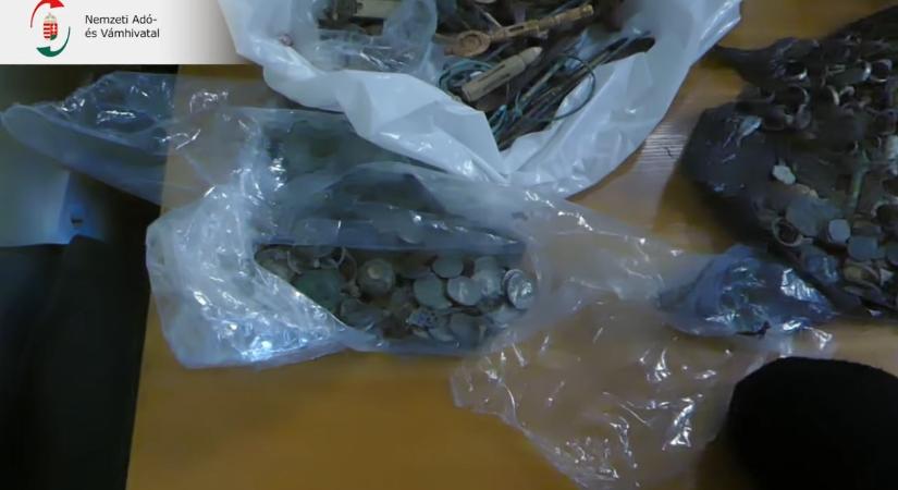 Bizánci, görög és római érmékkel, ékszerekkel töltött kólásüvegekre bukkantak Röszkénél – videóval