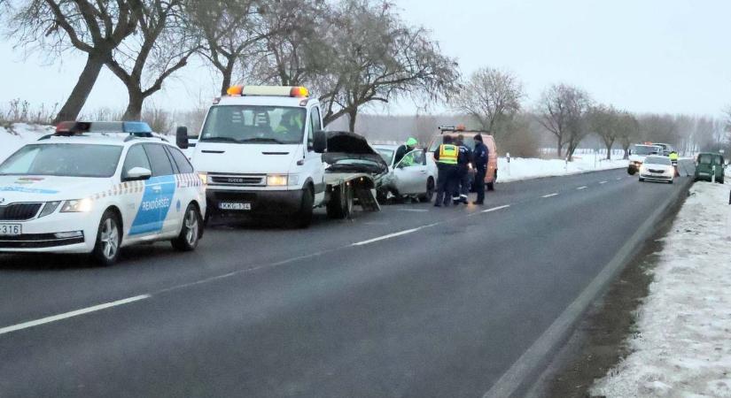 Durva baleset a 6-oson: két személyautó is ripityára tört (helyszíni fotók)