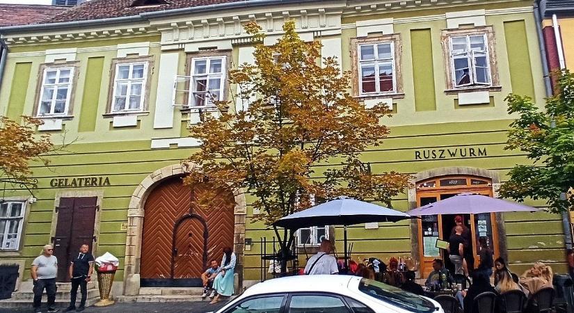 Lassan az enyészeté lesz a Ruszwurm, fél éve lóg a lakat a patinás cukrászdán