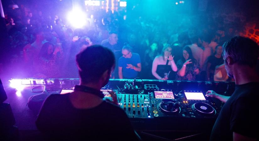 „Addig jövünk, amíg bajt nem találunk” – Botrányos rendőri fellépés borzolja a kedélyeket Pécsen