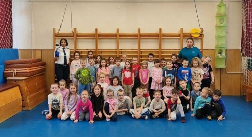 A tél veszélyeiről beszélgettek a győri ovisokkal