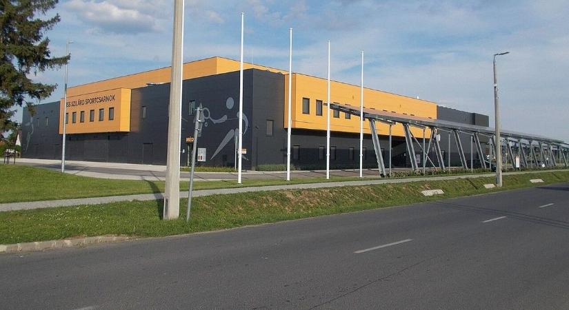 A decemberi szalagavatók alatt sem nyílt meg a sportcsarnok parkolója Siófokon