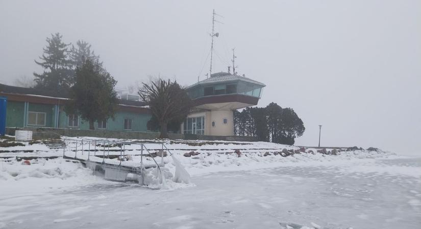 Több helyen megnyílhat a Balaton jege a brutál szél miatt