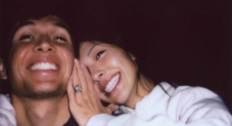 Itt az újabb F1-es eljegyzés: Albon megkérte a párja kezét