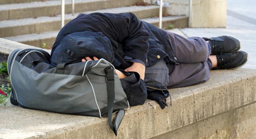 Kiküldték a budai bevásárlóközpontból, kihűlve találtak rá egy férfira a járókelők