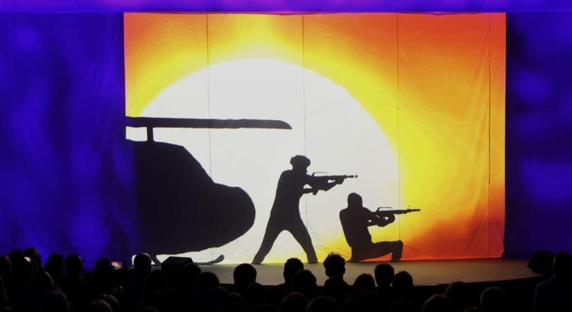 Indul a miskolci háborúellenes gyűlés, Orbán a helyi stadionban zárt ajtók mögött kampányol