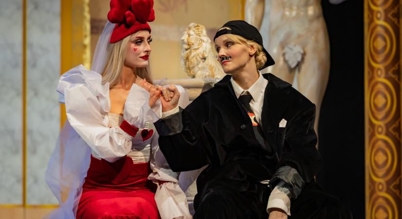 Nyelvi virtuozitással és zenés kavalkáddal érkezett meg a Két úr szolgája Kecskemétre