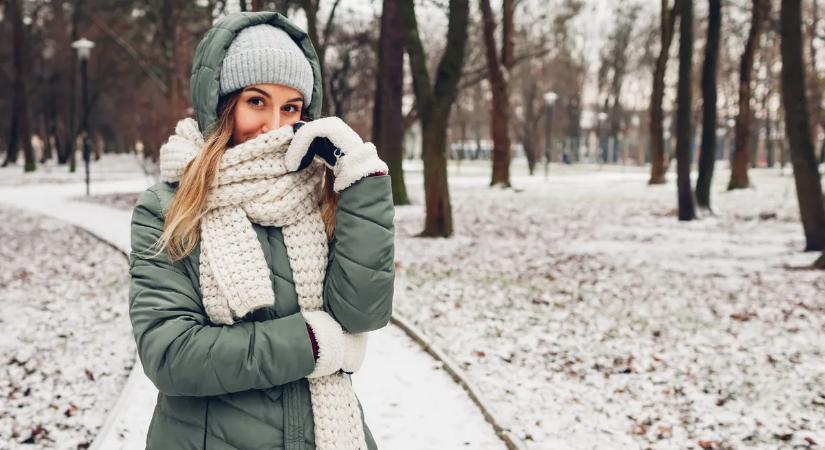 Eleged van a szürkeségből? Ezekkel a mentazöld darabokkal dobd fel a téli szettedet