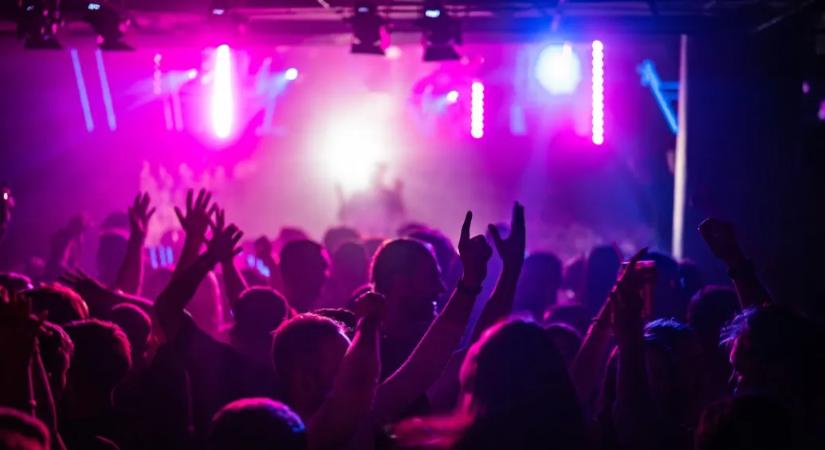 Kutyákkal és kommandósokkal razziáztak a rendőrök hajnalban egy pécsi szórakozóhelyen, de kábítószert senkinél nem találtak