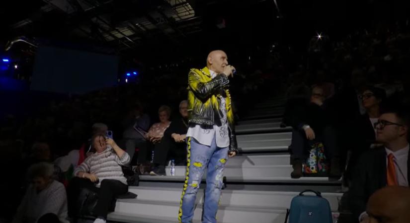 Háborúellenes Gyűlés: Pataky Attila a kör közepén állva nyitotta meg az eseményt