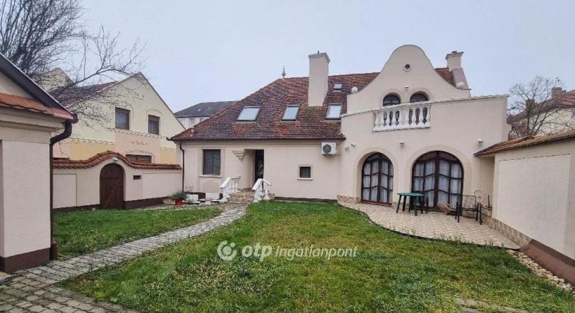 Befektetésnek és otthonnak is ideális ez a különleges ház Pápán (galéria)