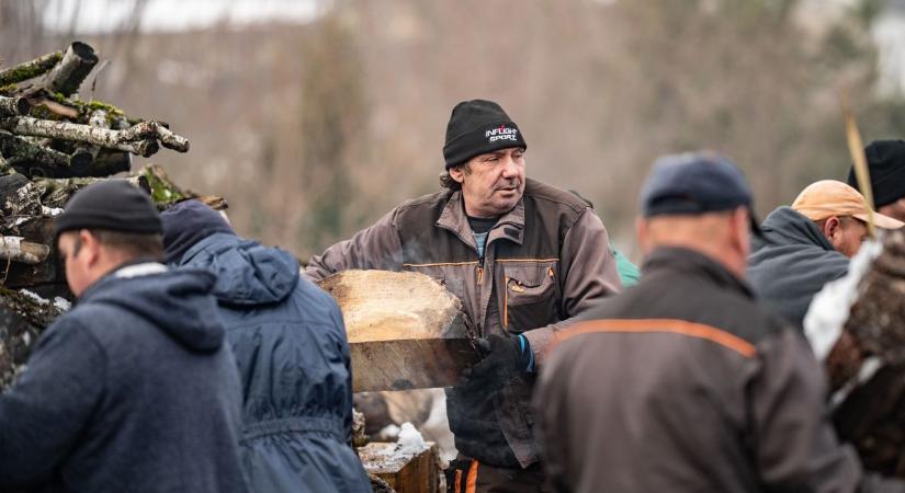 Életmentő segítség a fagyban: azonnal vitték a krízisfát a rászorulóknak Barcson