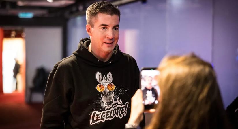 Nem hiába fotózza mindenki Kocsis Mátét: a legjobb pulcsija neki van!