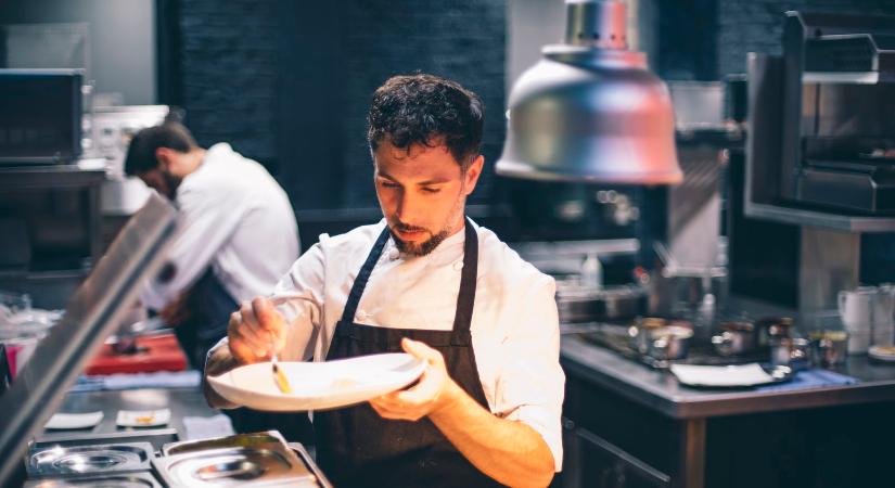 Durva dolog történt Szilveszter éjjelén - olyan ételt kínáltak a magyar luxushotelben, amitől mindenki szava elállt, bejelentés lett belőle