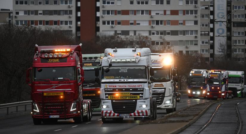 Még időben elrántja a kormányt a kormány