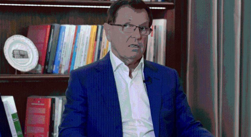 Egy volt MNB érdekeltség szalonjában rögzíti YouTube videóit Matolcsy György