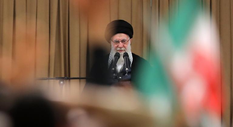 Irán vezetője nyíltan kijelentette: Donald Trump a „bűnös” az áldozatokért és károkért