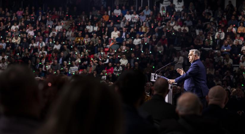 Még a lépcsőn is ültek: mutatjuk a miskolci Háborúellenes Gyűlés legjobb pillanatait