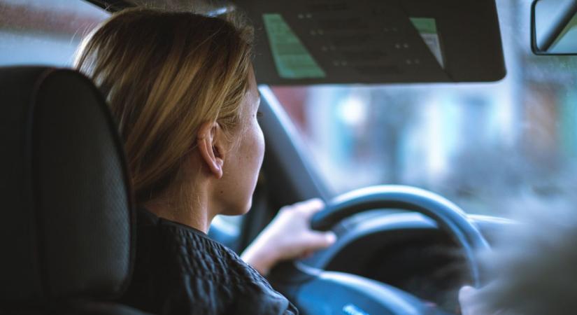 Te átmennél ma a KRESZ-vizsgán? – a legtöbb sofőr elbukik ezen a kérdésen