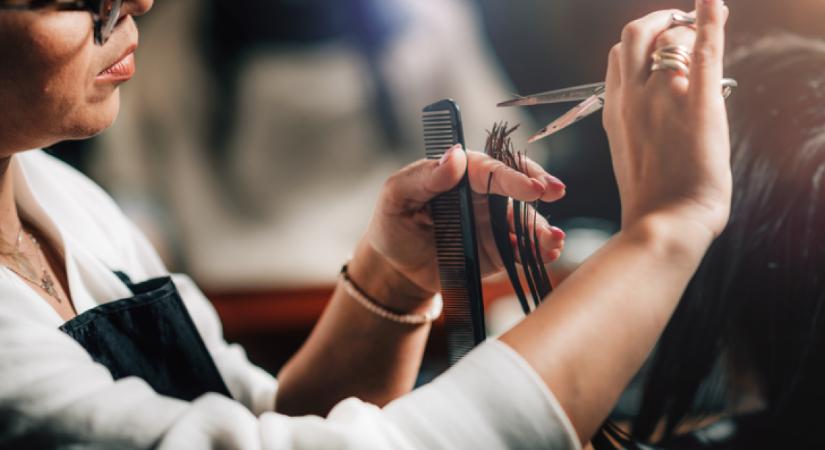 Döbbenetes: a férje sem ismerte fel a nőt, amikor így jött ki a fodrásztól