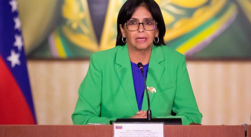 Maduróhoz közel álló minisztert távolított el az ideiglenes kormányfő