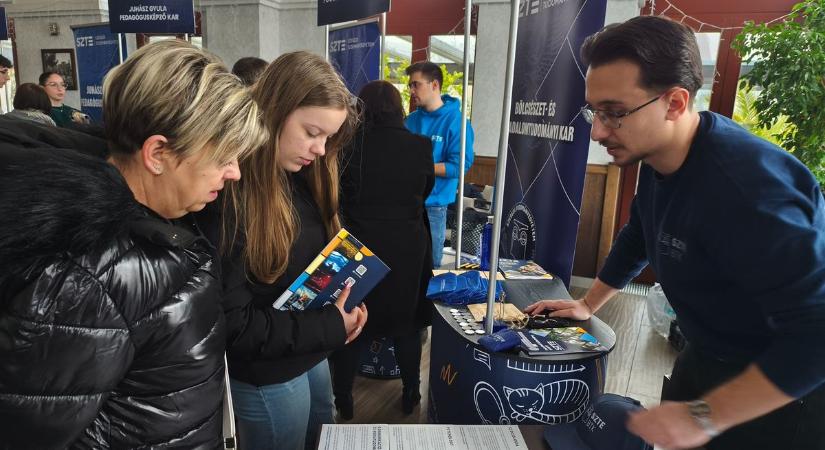 Kihelyezett nyílt napot tartott a szegedi egyetem Baján – fotók