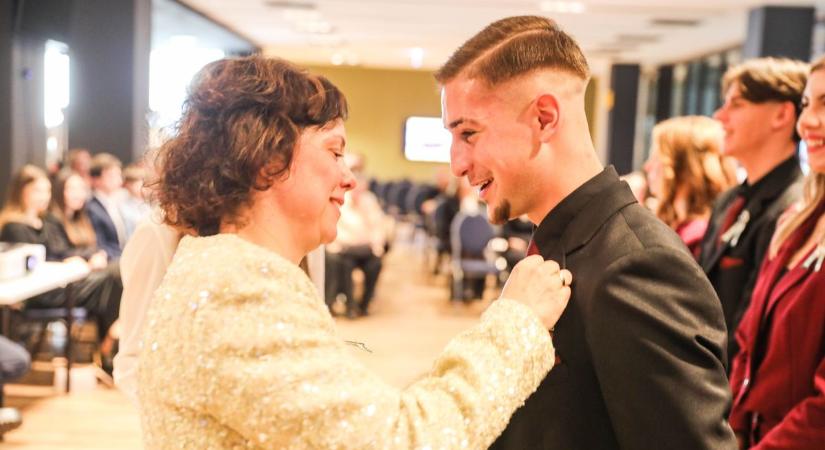 Szalagot kaptak az Illés Akadémia végzősei - sok-sok fotó